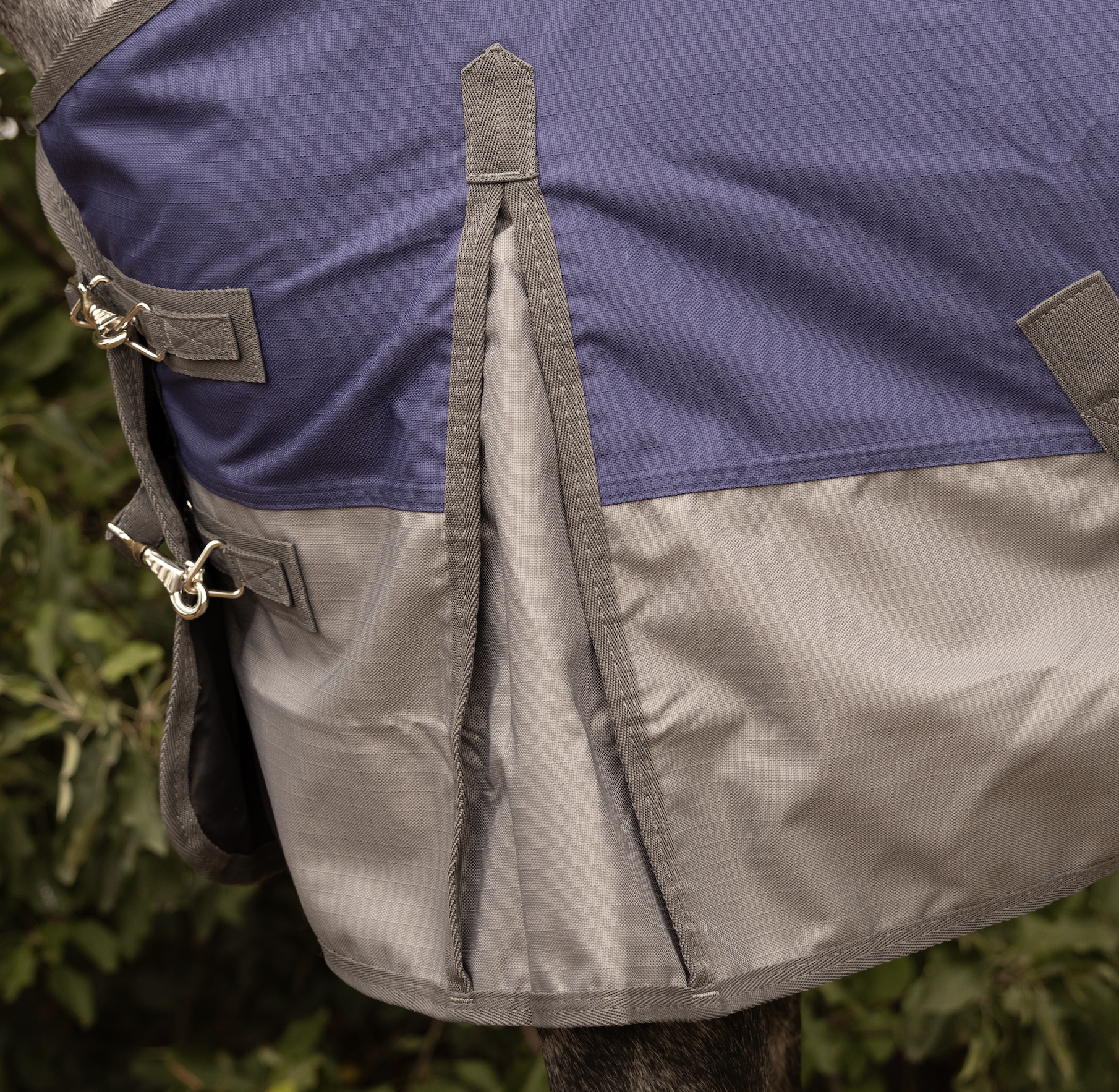 1200 Denier Rain Sheet Rug – Navy/Grey - Image 5